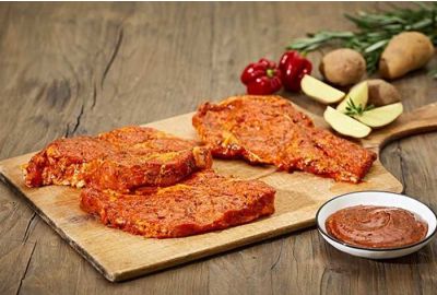 Rezept für saftiges Grillhalssteak mit gegrillten Maiskolben und Sommersalat