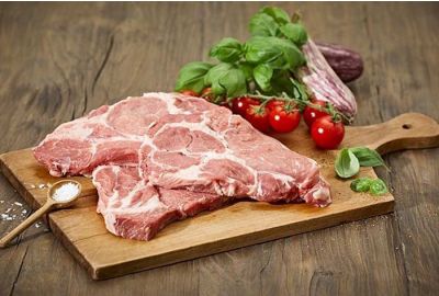 Rezept: Grillhalssteak mit Kartoffelspalten und frischem Salat