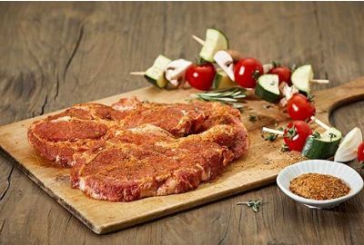 Grillhalssteak mit Rosmarinkartoffeln und frischem Gurkensalat