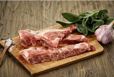 Rezept: Marinierte Neck-Ribs mit knusprigen Ofenkartoffeln