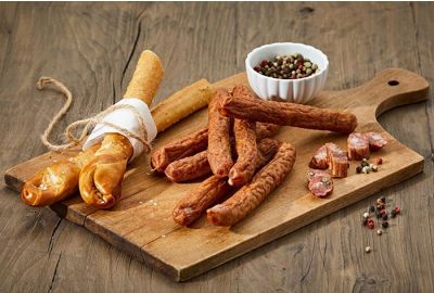 Pfefferbeißer-Fingerfood Rezept: Würzige Spieße mit Gurkensauce