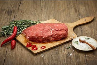 Rezept: Gegrilltes Rinderhüftsteak mit Rosmarinkartoffeln und Tomatensalat
