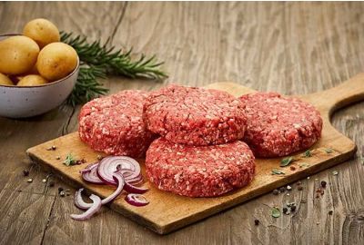 Rezept für saftige Rinderburger mit Kartoffelspalten, Krautsalat und Burgersoße