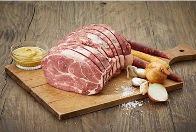 Rezept: Schweinerollbraten aus dem Ofen mit Kräuterreis und frischem Salat