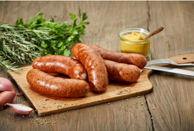 Rustikale Gänsewurst-Pfanne mit Apfel-Rotkohl und Kartoffelstampf