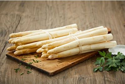 Rezept: Spargel aus dem Ofen mit Kräuterbutter & Kartoffeln