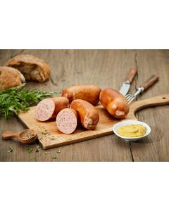 Knacker in goldbrauner Pelle, halbiert und ganz auf rustikalem Holzbrett drapiert, daneben keramikbesetztes Besteck (Messer & Gabel), weiße Senfschale, frische Petersilienzweige und grobes Körnerbrot.