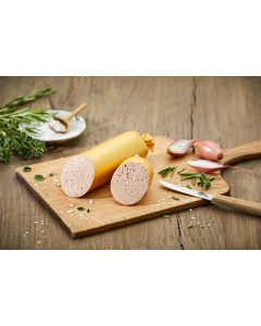Delikatess Leberwurst fein auf einem rustikalen Holzbrett, angerichtet mit Schalotten, Kräutern und Meersalz – ein Klassiker für jede Brotzeit. Metzgerei Fritsch.