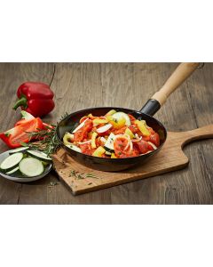 Mediterrane Pfanne in einer Pfanne, mit mariniertem Fleisch und frischem Gemüse wie Zucchini, Paprika und Zwiebeln. Produkt von Metzgerei Fritsch.