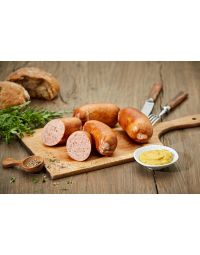 Knacker in goldbrauner Pelle, halbiert und ganz auf rustikalem Holzbrett drapiert, daneben keramikbesetztes Besteck (Messer & Gabel), weiße Senfschale, frische Petersilienzweige und grobes Körnerbrot.