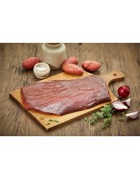 Rohes Flanksteak (Bavette Beef) auf einem Holzbrett, umgeben von Kartoffeln und Zwiebeln, in einer natürlichen Umgebung