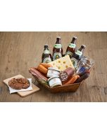 Bier Geschenkkorb mit vier Flaschen Helles Bier, einem Original Augustiner Bierkrug, Emmentaler Käse, Apfelstreichwurst, Griebenschmalz, verschiedenen Würsten und geräuchertem Wammerl. Ein rustikales Brot ist auf einem Holzbrett zu sehen, zusammen mit dem