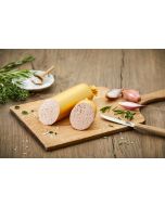Delikatess Leberwurst fein auf einem rustikalen Holzbrett, angerichtet mit Schalotten, Kräutern und Meersalz – ein Klassiker für jede Brotzeit. Metzgerei Fritsch.