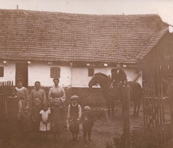 Familie Mirlach vor ihrem Holzhaus.