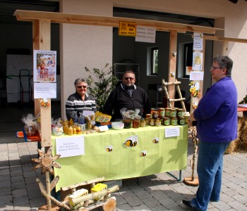 Honig-Stand von Otto Pendelin bei der Neueröffnung der Metzgerei Fritsch.